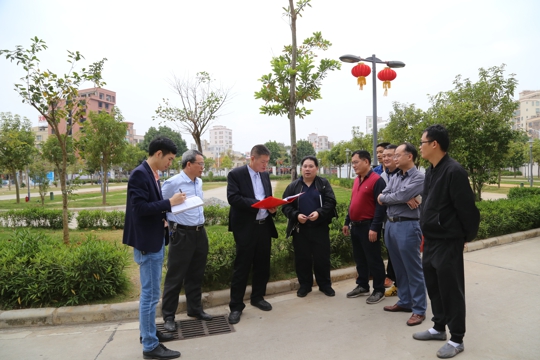 杨院长认真了解节前安全准备工作