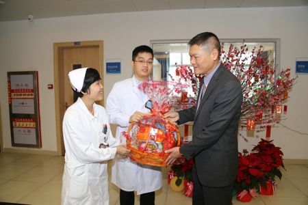 院长杨志刚慰问春节期间坚守一线的医护人员（翁冬宁摄）