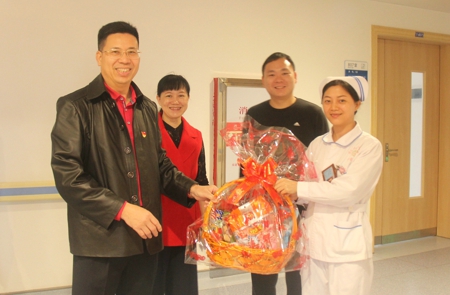 党委书记陈志辉为春节期间值班医护人员送上新春祝福（黄勍摄）